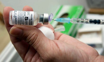 Viajantes internacionais devem tomar dose padrão da vacina contra a febre amarela