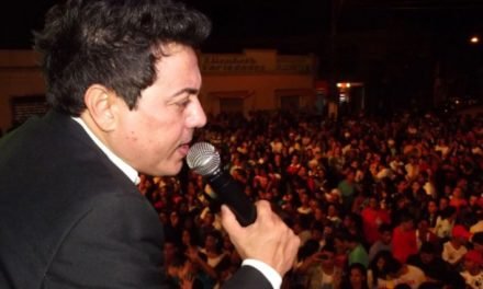 Cantor Daniel Diau anuncia retorno à banda Calcinha Preta