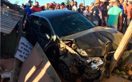 Carro atinge barraca de frutas e mata uma pessoa em Simões Filho