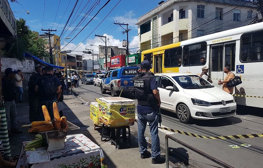 Homem é executado na frente de colégio estadual no bairro da Liberdade