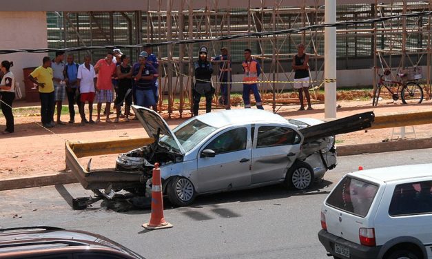 Mulher morre em acidente na Paralela voltando do pediatra com filho e marido