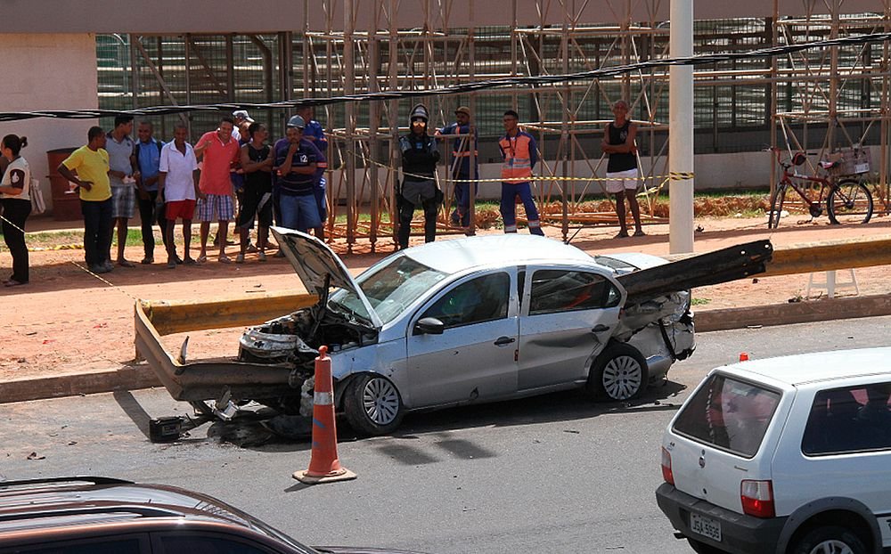 Mulher morre em acidente na Paralela voltando do pediatra com filho e marido