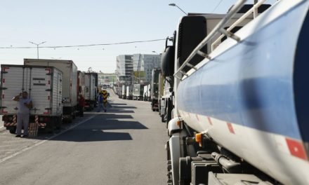 Cidades baianas ficam sem combustíveis; aeroporto e hospital podem fechar