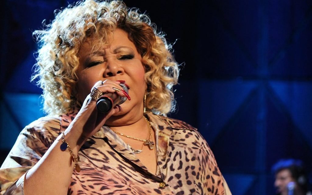 Mumuzinho zera a web ao interpretar Alcione e ganha recado da cantora; assista