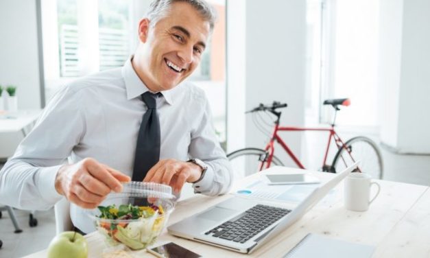 Estudos apontam que se alimentar mais tarde dificulta o emagrecimento