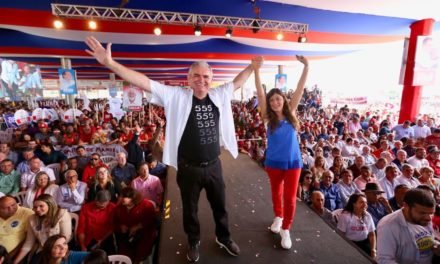 Angelo Coronel faz declaração de amor à Bahia ante 30 mil baianos