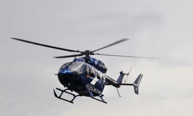 Helicóptero da PM cai na Baía de Guanabara, Rio; um morre