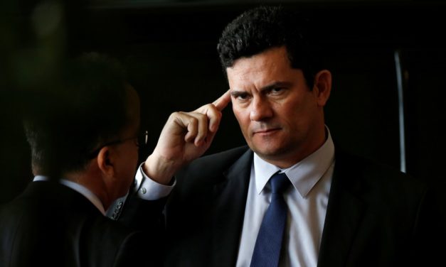 Governo não vai interferir em investigações envolvendo Flávio Bolsonaro, diz Moro