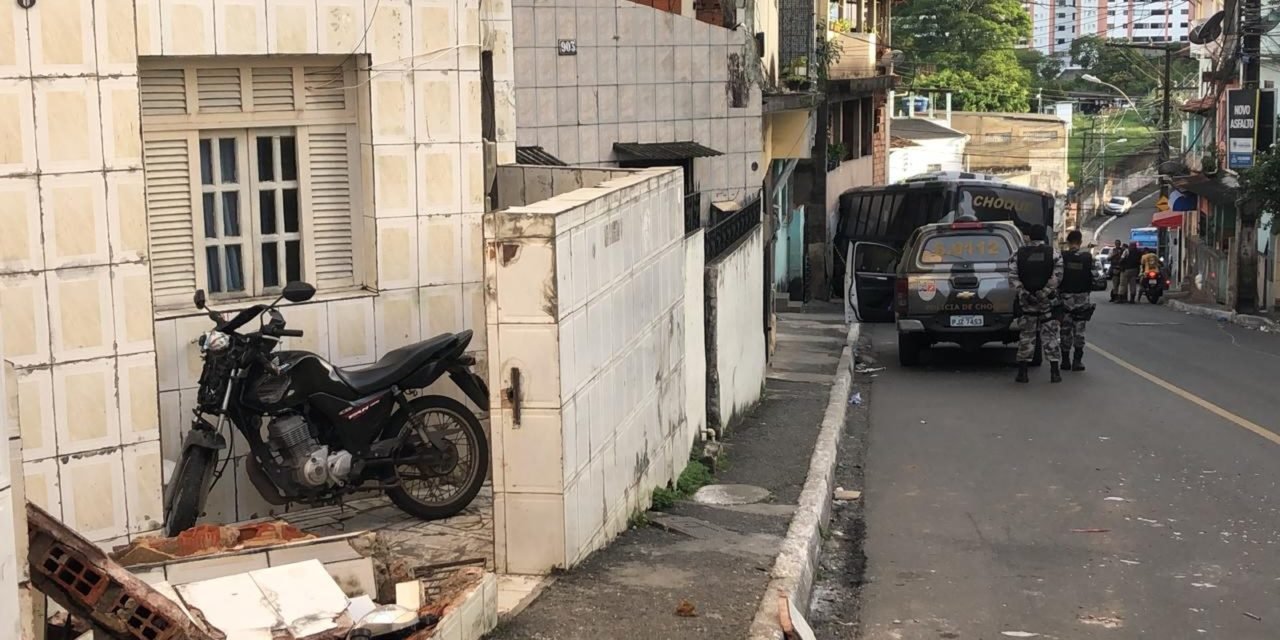 Micro-ônibus desgovernado da PM atinge casas, veículos e deixa feridos em Salvador
