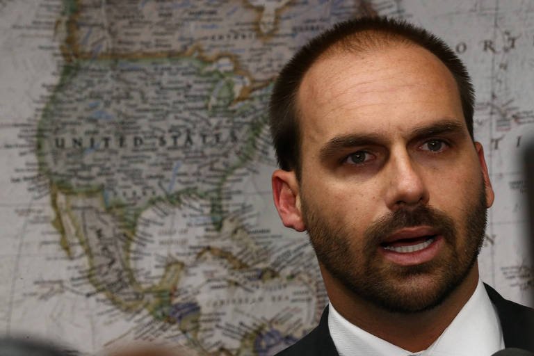 Sem votos no Senado, Bolsonaro admite rever indicação de Eduardo para embaixada