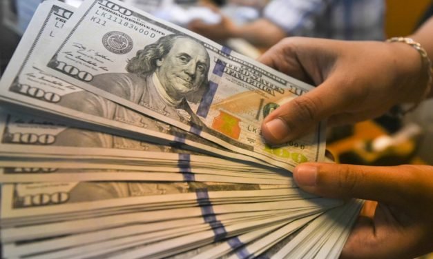 Dólar opera em alta e chega a bater R$ 4,30