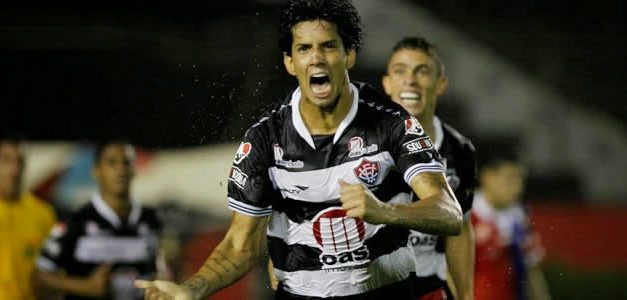 Vitória negocia retorno do zagueiro Victor Ramos